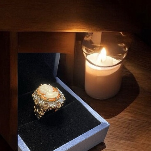 Authentic Carved Shell Cameo Ring Set in Sterling & 18kt Vermeil  NWB   size 5 - Picture 2 of 14